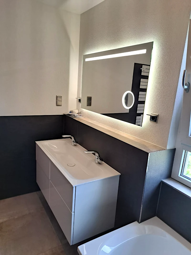 Bad mit sehr breitem Waschtisch, Spiegel und Badewanne Bad mit sehr breitem Waschtisch, Spiegel und Badewanne