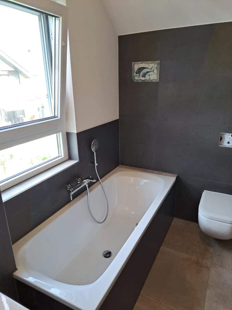 Bad mit Badewanne und WC Bad mit Badewanne und WC
