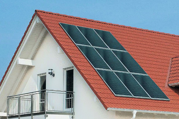 Solarzellen auf dem Dach eines Einfamilienhauses